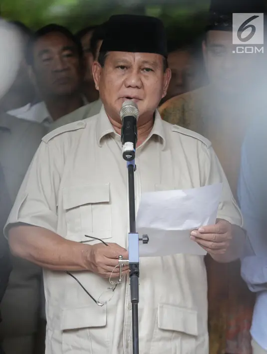 Capres 02 Prabowo Subianto memberi keterangan saat konferensi pers sikapi penetapan hasil pemilu di kediamannya, Kertanegara, Jakarta, Selasa (21/5). Dalam konferensi pers nya, pasangan capres dan cawapres 02 menolak hasil rekapitulasi dari KPU  dan akan menggugat ke MK. (Liputan6.com/Faizal Fanani)
