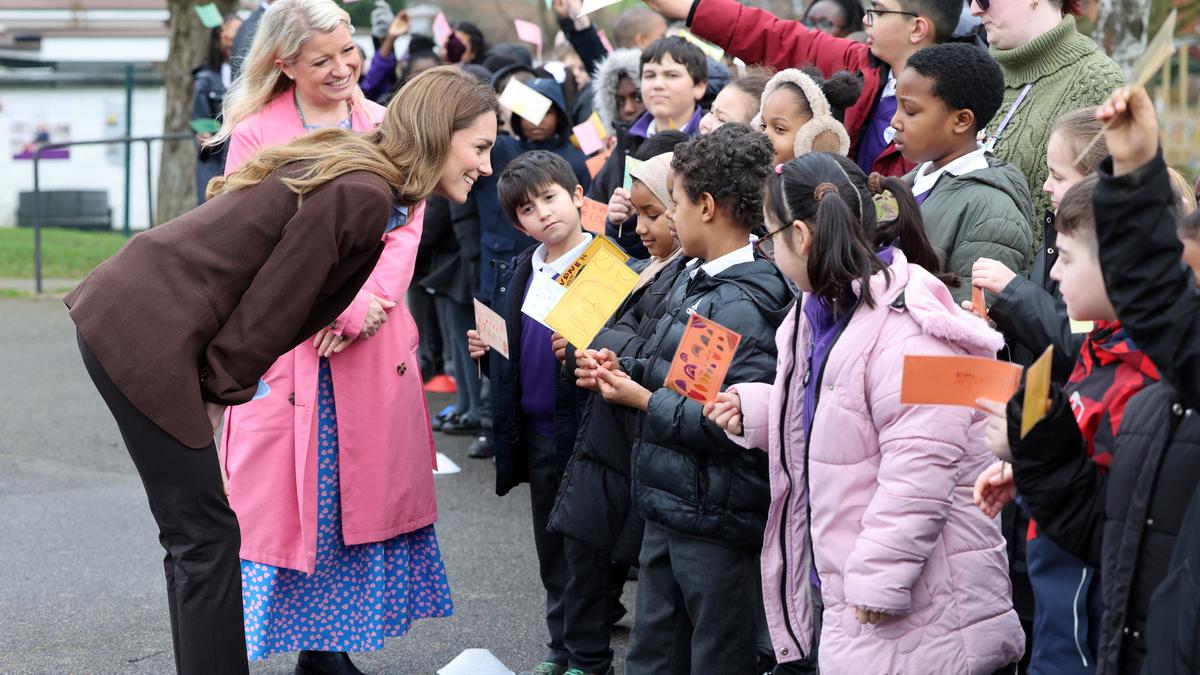 Kate Middleton Tinggalkan Hak Tinggi Saat Temui Anak-anak, Ganti dengan Sepatu Loafers Rp 2,7 Juta