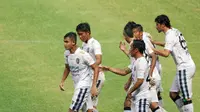 Para pemain Bali United merayakan gol yang dictak Miftahful Hamdy (kiri) saat melawan PSM Makasar pada laga Trofeo Persija di Stadion Utama Gelora Bung Karno, Jakarta, Sabtu (9/4/2016). (Bola.com/Nicklas Hanoatubun)