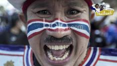 Fans Thailand dengan wajah bergambar bendera negaranya siap meramaikan laga final leg kedua Piala AFF 2016 di Stadion Rajamangala, Thailand. (Bola.com/Ario Yosia)