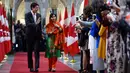 PM Kanada Justin Trudeau dan aktivis muda pemenang Penghargaan Nobel Perdamaian, Malala Yousafzai saat akan menghadiri upacara pemberian hadiah kewarganegaraan di Gedung Parlemen Kanada di Ottawa, Rabu (12/4). (Justin Tang/The Canadian Press via AP)