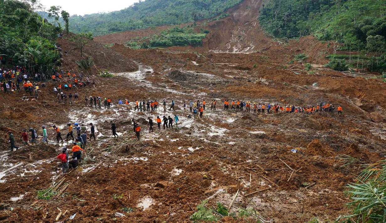 Suasana proses pencarian dan evakuasi korban tanah longsor di Dusun Jemblung, Desa Sampang, Kecamatan Karangkobar, Banjarnegara, Jateng, Sabtu (13/12/2014). (Antara Foto/Idhad Zakaria) 