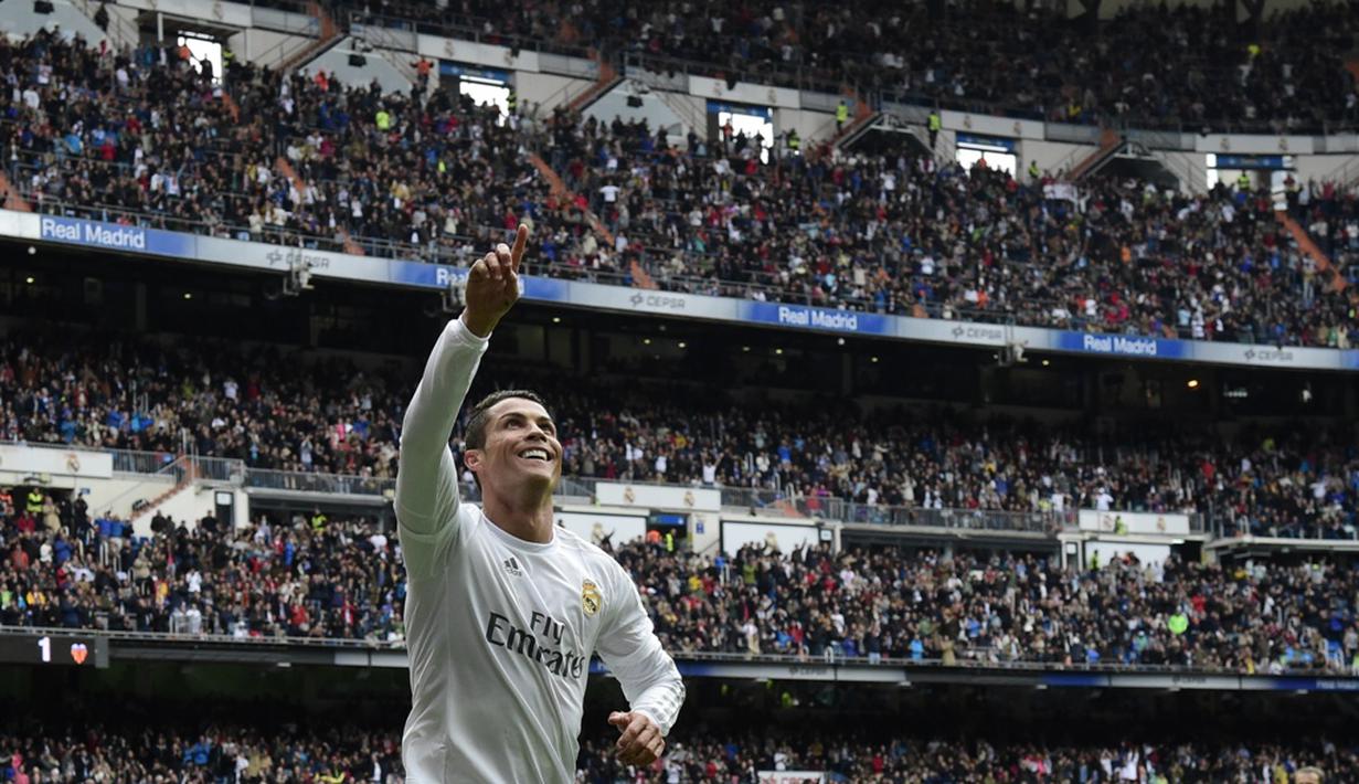 Ekspresi striker Real Madrid, Cristiano Ronaldo, setelah mencetak gol ke gawang Valencia dalam laga La Liga Spanyol di Stadion Santiago Bernabeu, Madrid, (8/5/2016). (AFP/Javier Soriano)