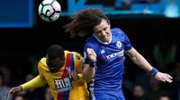 Bek Chelsea David Luiz (kanan) berebut bola dengan striker Crystal Palace Christian Benteke pada laga di Stamford Bridge, London, Sabtu (1/4/2017). (AFP/Ian Kington)