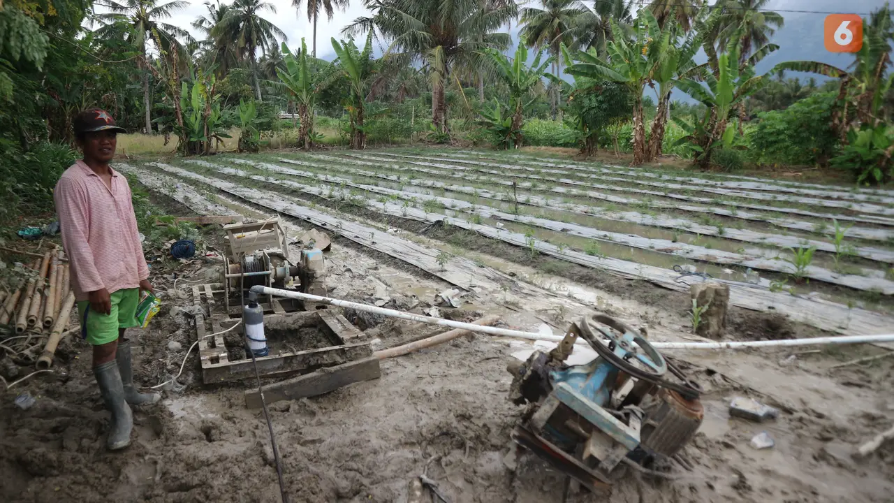 petani terdampak gempa memasang mesin sumur dalam di lahan pertanian di Desa Potoya, Kabupaten Sigi