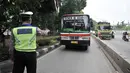 Polisi memberhentikan Metromini yang melintasi jalur bus Transjakarta di Jalan Yos Sudarso, Jakarta, Senin (21/1). Razia rutin ini digelar untuk menjaring pengendara yang nekat menerobos jalur bus Transjakarta. (Merdeka.com/Iqbl Nugroho)