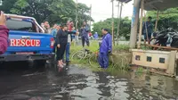 Wali Kota Semarang Hevearita Gunaryanti Rahayu saat meninjau sejumlah titik banjir di Kota Semarang pada Kamis (14/3). (Foto: Dok.)