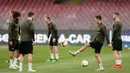 Gelandang Arsenal, Mezut Ozil (kedua kanan) berusaha mengontrol bola selama latihan di Stadio San Paolo, Naples, Italia (17/4). Pada leg pertama perempat final Europa League, Arsenal unggul 2-0 atas Napoli. (Reuters/Matthew Childs)