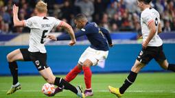 Prancis tetap sabar untuk berusaha membongkar pertahanan Austria. Hasilnya pun baru didapat pada menit ke-56 kala Mbappe sukses mencetak gol pemecah kebuntuan. (AFP/Franck Fife)
