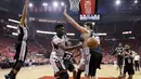 Pemain Houston Rockets, Clint Capela memberikan umpan melewati adangan pemain San Antonio Spurs, Pau Gasol pada gim keenam semifinal NBA Wilayah Barat di Houston, (11/5/2017). Spurs menang 114-75. (AP/Eric Christian Smith)