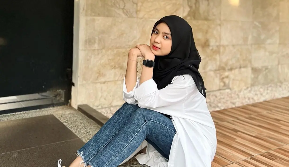 Mulai dari pashmina sampai jilbab segi empat sangat cocok dikenakan oleh Nashwa Zahira. Pemeran Anisa dalam film DoReMi & You ini pandai kreasikan hijabnya untuk membuat penampilannya jadi makin menarik. Ikuti Indonesian Idol Junior saat berusia 11 tahun, kini Nashwa sudah beranjak remaja dan makin memesona. (Liputan6.com/IG/@nashwaaaz)