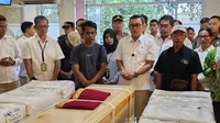 Menteri Perlindungan Pekerja Migran Indonesia, Abdul Kadir Karding saat berada di depan peti jenazah di Human Remains Transit Lounge, Bandara Soekarno-Hatta (Soetta). (Liputan6.com/Pramita Tristiawati).