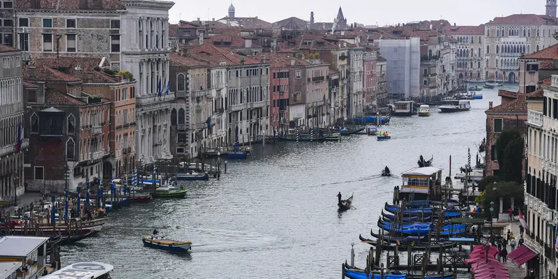 Menikmati Suasana Klasik Kota Venesia Italia