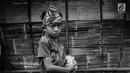 Seorang anak Suku Baduy Luar pose di depan rumah yang dibangun dengan tenda di lokasi bekas kebakaran Kampung Cisaban II, Desa Kanekes, Banten, Kamis (1/6). Kebakaran pada pekan lalu yang menghanguskan 83 rumah Suku Baduy Luar. (Liputan6.com/Fery Pradolo)