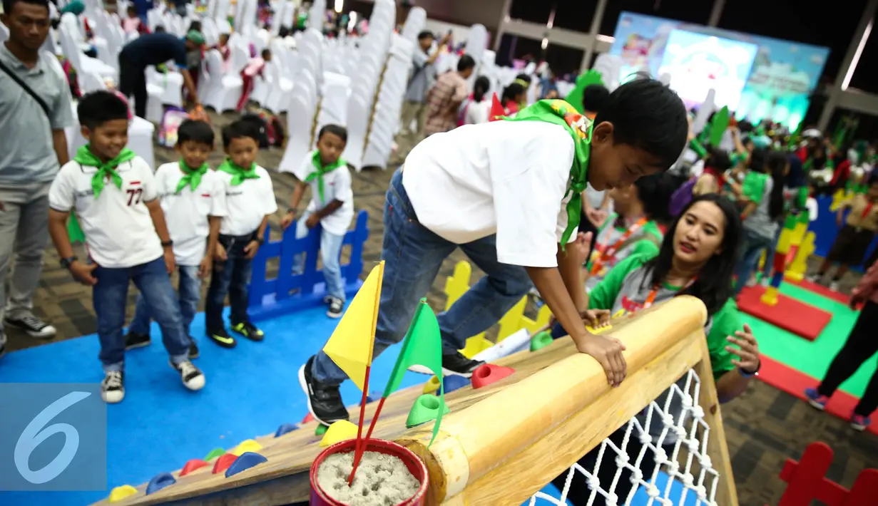 Seorang anak asik bermain di Festival Anak Jujur 2016 di area Ecovention, Jakarta, Rabu (31/8). Anak-anak yang berusia 5-12 tahun itu mengikuti Festival Anak Jujur  yang digelar KPK dari 31 Agustus dan 1 Juli. (Liputan6.com/Faizal Fanani)