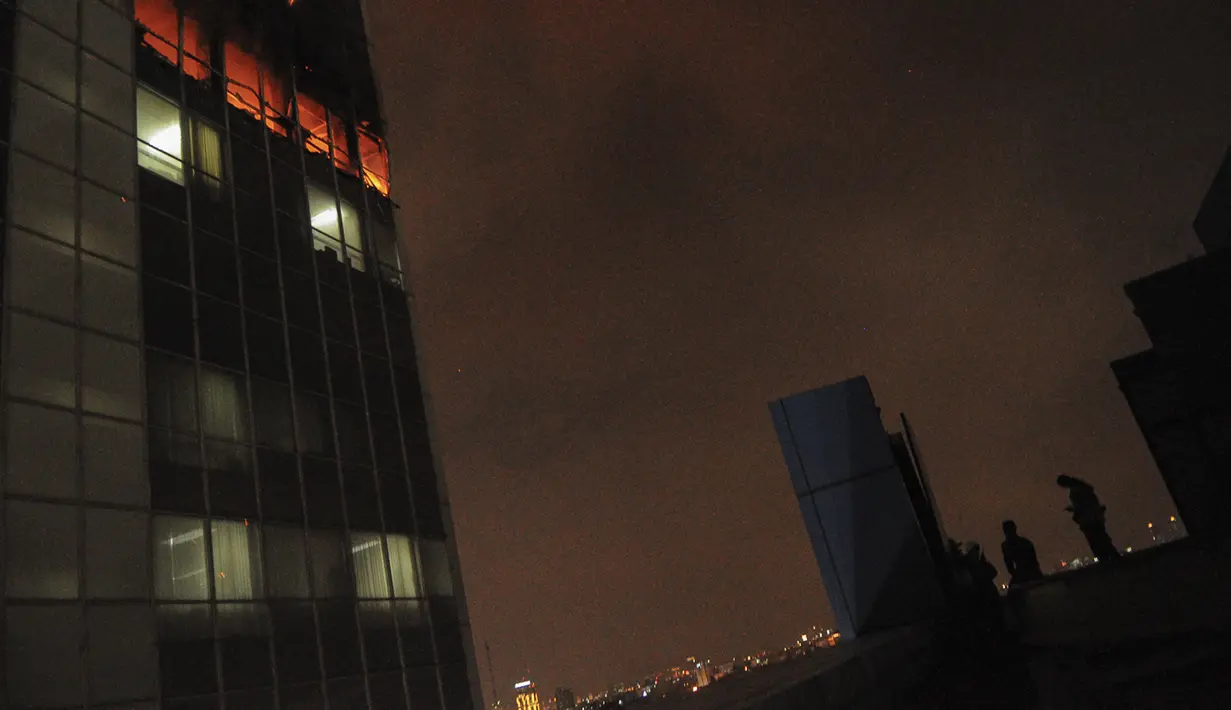 Penampakan Wisma Kosgoro yang terbakar, Jakarta, Senin (9/3/2015). Tingginya gedung dan hembusan angin yang kencang membuat pemadam kebakaran mengalami kesulitan (Liputan6.com/Faizal Fanani)