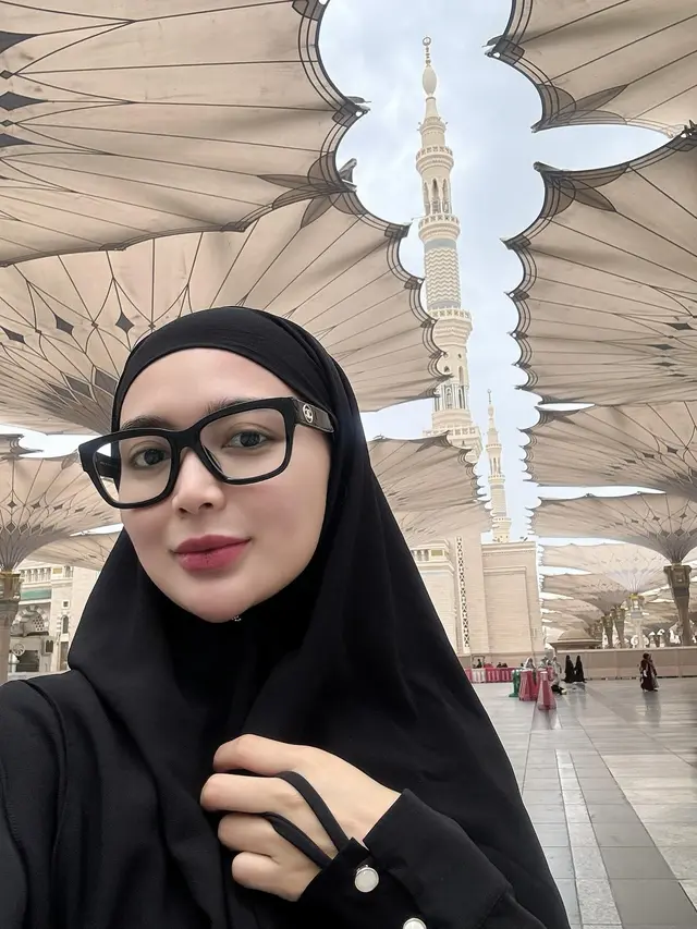 7 Potret Wika Salim Berkuda saat Jalani Umrah Ini Tampil Menawan
