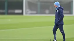 Pelatih Manchester City, Pep Guardiola memimpin sesi latihan di tempat latihan Manchester City di Manchester, barat laut Inggris (4/4/2022). Man City akan bertanding melawan Atletico Madrid pada leg pertama perempat final Liga Champions di Etihad Stadium. (AFP/Paul Ellis)