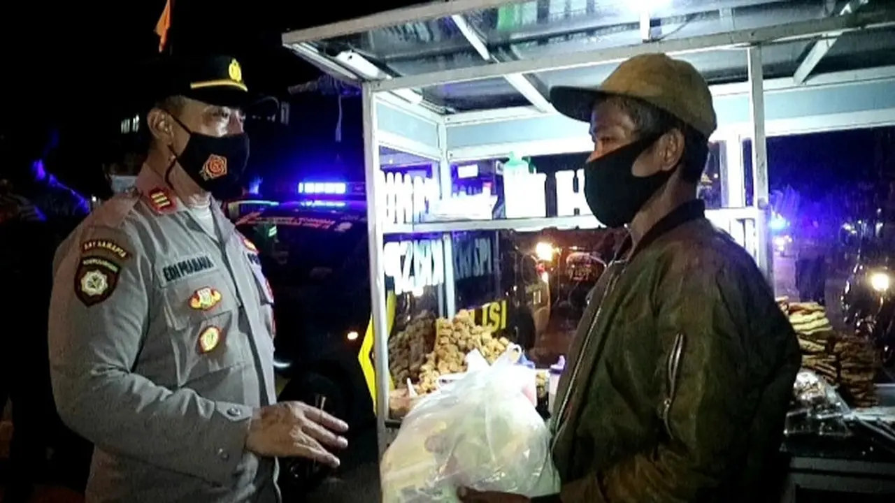 polisi bagikan sembako