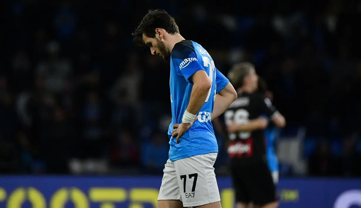 Reaksi kecewa pemain Napoli, Khvicha Kvaratskhelia setelah dikalahkan AC Milan pada laga pekan ke-28 Liga Italia 2022/2023 yang berlangsung di Stadio Diego Armando Maradona, Senin (03/04/2023) dini hari WIB. Napoli tumbang dengan skor 0-4. (AFP/Tiziana Fabi)