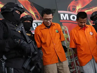 Tersangka pencurian dan pembunuhan sadis terhadap Jeanne Setyadi (78) tertunduk di Polda Metro Jaya, Jakarta, Kamis (26/7). Polisi berhasil menangkap dua tersangka dalam kasus pencurian dan pembunuhan tersebut. (Liputan6.com/Immanuel Antonius)