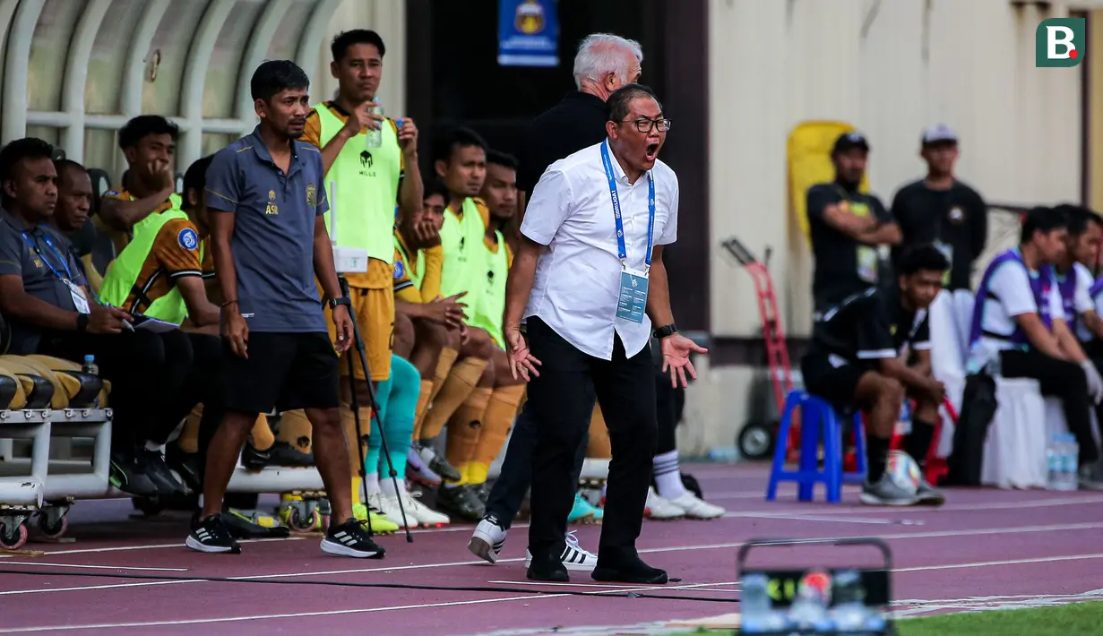 <p>Manajer tim Bhayangkara FC, Sumardji berteriak kepada para pemainnya saat menghadapi PSS Sleman pada laga pekan ke-25 BRI Liga 1 2023/2024 di Stadion PTIK, Jakarta Selatan, Kamis (22/2/2024). (Bola.com/Bagaskara Lazuardi)</p>