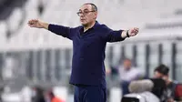 Namun petaka terjadi saat ia melatih Cristiano Ronaldo dan kawan-kawan. Meski berhasil membawa Juventus memenangkan Serie A pada musim 2019/2020 namun Sarri dipecat lantaran gagal di Liga Champions. (Fabio Ferrari/LaPresse via AP)