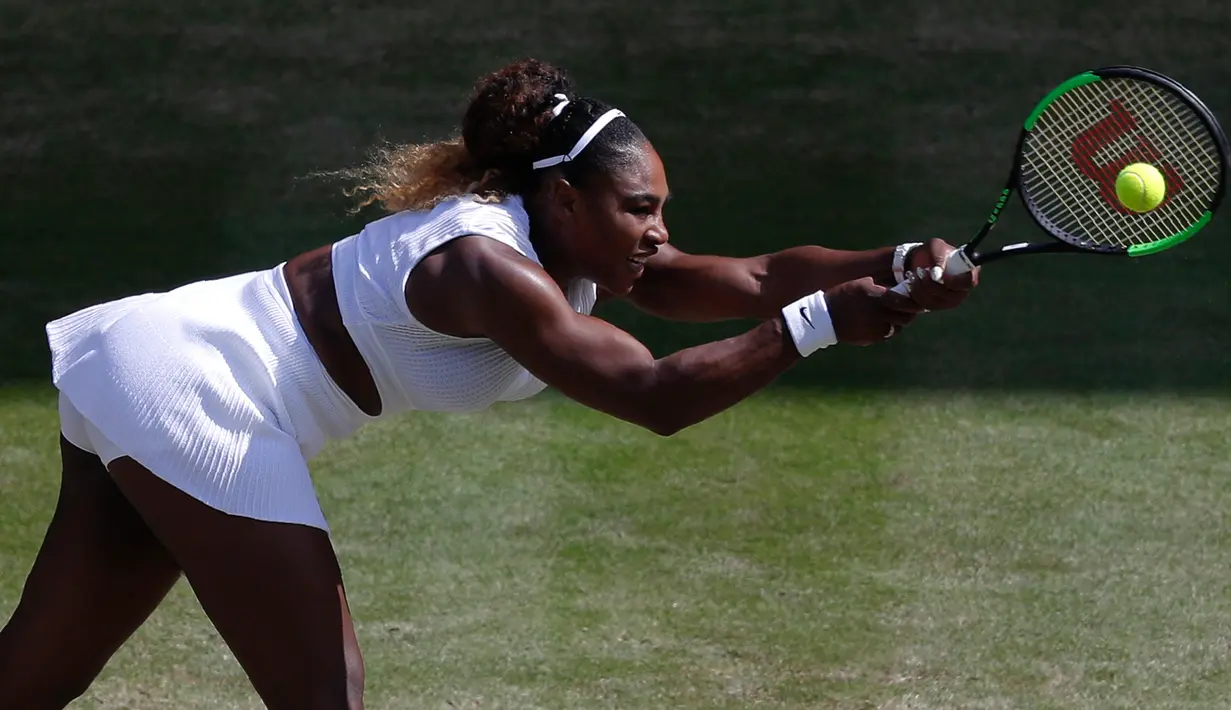Petenis AS, Serena Williams mengembalikan bola ke arah petenis Republik Ceko, Barbora Strycova pada babak semifinal Grand Slam Wimbledon di All England Lawn Tennis Club, Kamis (11/7/2019). Serena memastikan diri lolos ke babak final dan akan menghadapi Simona Halep dari Rumania. (AP/Alastair Grant)