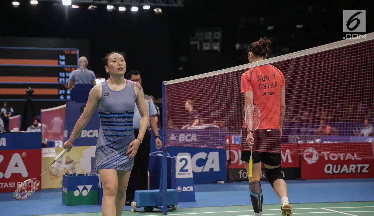 Pebulutangkis AS, Beiwen Zhang keluar sebagai pemenang melawan Sun Yu (China) di perempat final Indonesia Open 2017, Jumat (16/6). Beiwen Zhang (USA) menang 21-15, 21-19. (Liputan6.com/Faizal Fanani)