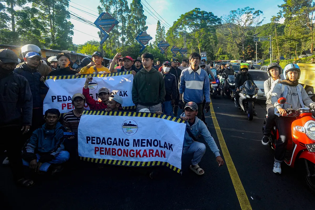 Massa PKL ricuh dengan Satpol PP di puncak