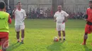 Asisten pelatih Persija, Nimrot Manalu (kedua kiri) memberikan arahan latihan di NYTC, Depok, Rabu (17/2/2016). Latihan perdana Persija jelang berlaga di Piala Bhayangkara 2016 tanpa didampingi pelatih, Paulo Camargo. (Liputan6.com/Helmi Fithriansyah)