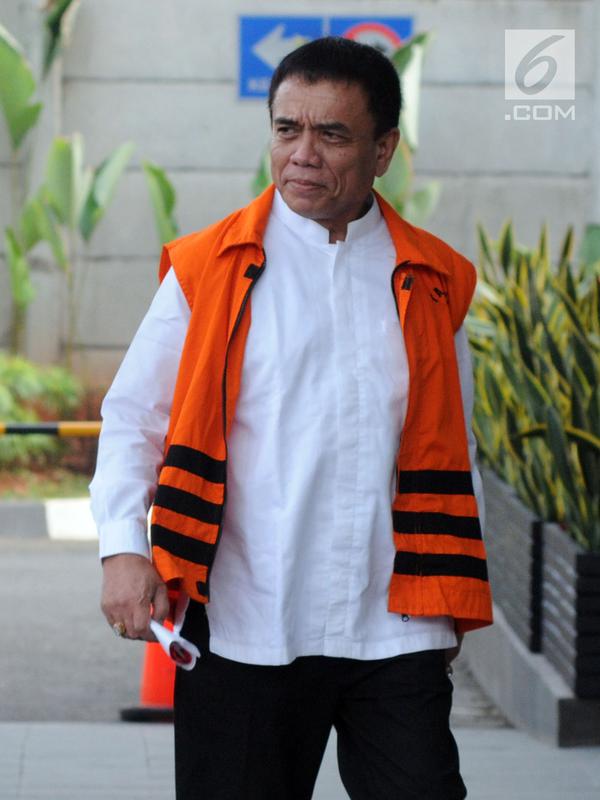 Gubernur Aceh nonaktif Irwandi Yusuf berjalan menuju gedung KPK untuk menandatangani surat perpanjangan penahanan, Jakarta, Jumat (28/9). Irwandi Yusuf diduga menerima suap dana Otsus Provinsi Aceh tahun 2018. (Merdeka.com/Dwi Narwoko)