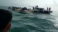 Banana Boat Diamankan Polair Polres Pandeglang Di Pantai Carita. (Minggu, 16/05/2021). (Potongan Layar Video).