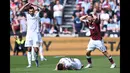 Belum lama ini gelandang Burnley Ashley Westwood mengalami cedera horor usai berbenturan dengan pemain West Ham, Nikola Vlasic. Cedera horor yang dialami Westwood mengakibatkan kakinya patah. (AFP/Justin Tallis)