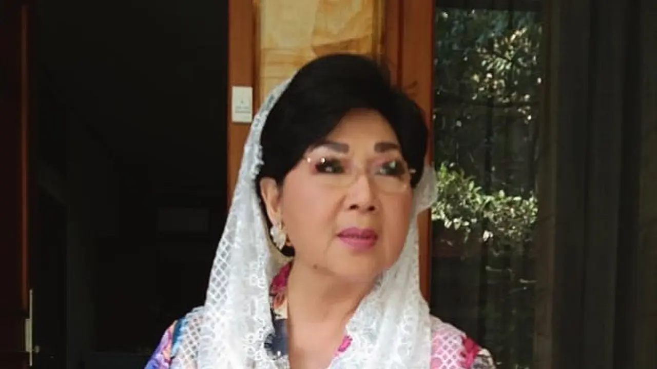 Gaya Elegan Titiek Puspa dengan Kebaya hingga Batik yang Kini Tinggal Kenangan