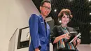 Istri Dubes Ameriak untuk Indonesia, Sofia Blake ketika mencoba salah satu robot rakitan dalam workshop Sampoerna University Education expo 2016 di gedung Sampoerna Square, Jakarta, Sabtu (5/3). (Liputan6.com/Yoppy Renato)