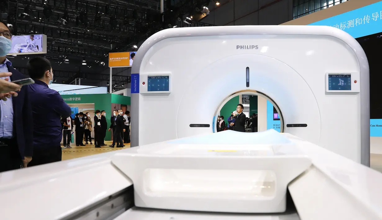 Para pengunjung terlihat dalam Pameran Alat Medis Internasional China (China International Medical Equipment Fair) di Shanghai, China, 19 Oktober 2020. Pameran tersebut dibuka di National Exhibition and Convention Center (Shanghai) pada Senin (19/10). (Xinhua/Fang Zhe)
