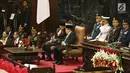 Presiden Jokowi bersama Wakil Presiden Jusuf Kalla menghadiri Sidang Bersama DPR dan DPD Tahun 2017 di Kompleks Parlemen, Senayan, Jakarta, Rabu (16/8). Di sidang ini presiden akan menyampaikan RUU APBN 2018 dan nota keuangan. (Liputan6.com/Johan Tallo)