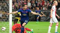 Gelandang Manchester United Henrikh Mkhitaryan mencetak gol melawan Ajax Amsterdam pada final Liga Europa di Friends Arena, Stockholm, Rabu (24/5/2017). (AFP/Anders Wiklund)