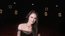 Kali ini, bukan hanya soal gaun glamor rancangan Hian Tjen yang memesona, tapi juga transformasi gaya rambutnya yang begitu mencolok dan memikat. [@lunamaya].