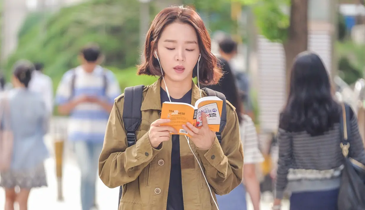 Shin Hye Sun sering kali mengunggah foto saat syuting drama di akun Instagram pribadinya. Menggunakan kaus polos berwarna hitam disertai dengan jaket, gaya Hye Sun satu ini pun terlihat cukup casual untuk berbagai kegiatan.(Liputan6.com/IG/@shinhs831)