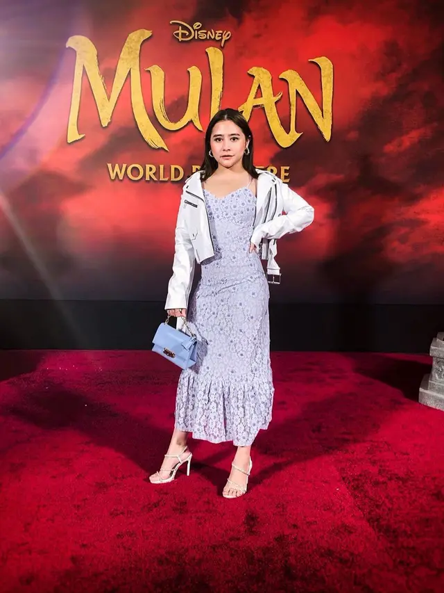 Potret Prilly Latuconsina hadiri premiere film Mulan di Los Angeles