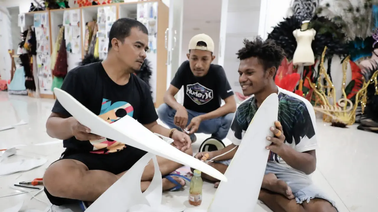 Para aktivis Papua Youth Creative Hub (PYCH) menunjukkan kreativitasnya dengan mendesain dan memproduksi busana yang akan ditampilkan dalam acara Papua Street Carnival. (Istimewa)
