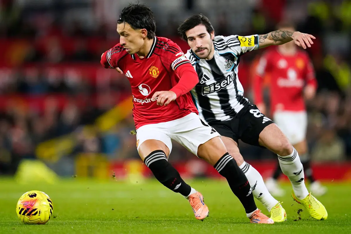 Pemain Manchester United, Lisandro Martinez (kiri), berebut bola dengan pemain Newcastle, Sandro Tonali