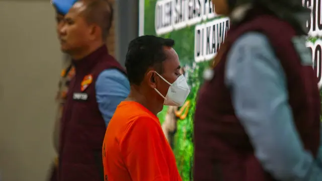 Polda Riau menangkap seorang tokoh adat yang diduga menjual lahan di kawasan Taman Nasional Tesso Nilo (TNTN), Pelalawan, dengan mengatasnamakan hak ulayat.