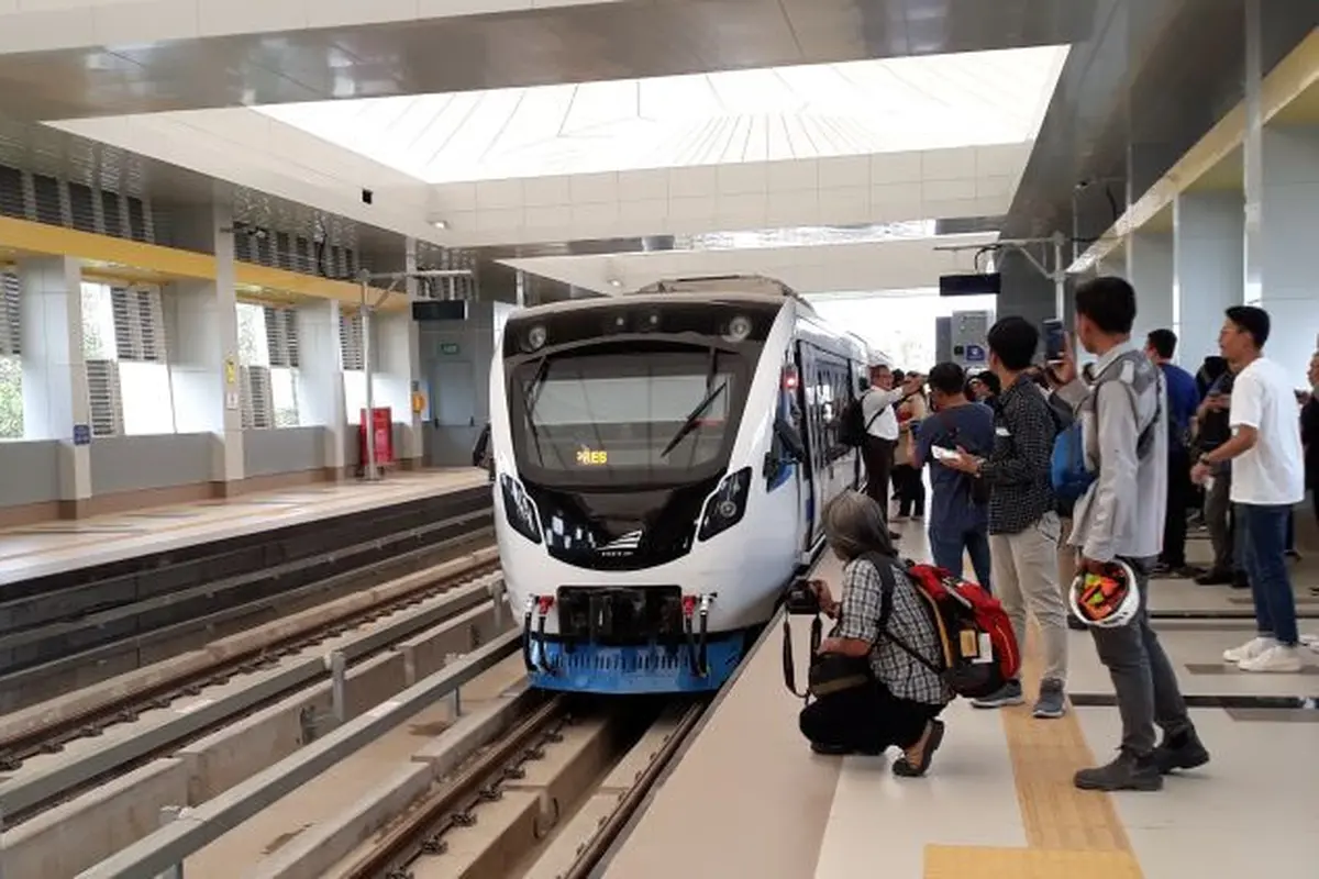 Kereta api ringan atau light rail trainset (LRT) Palembang, Sumatera Selatan resmi beroperasi secara komersial mulai hari ini,  Rabu (1/8/2018).  (Nurseffi/Liputan6.com)