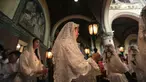 Umat Kristen Katolik mengikuti prosesi Misa Pontifikal Natal di Gereja Katedral, Jakarta, Senin (25/12). Ribuan umat Katolik hari ini mengikuti misa Natal pontifikal di Gereja Katedral, Jakarta Pusat. (Liputan6.com/Faizal Fanani)