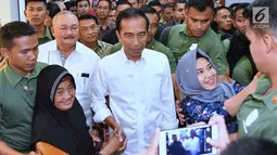 Presiden Jokowi bersalaman dengan seorang wanita paruh baya saat menyambangi Palembang Square, Palembang (21/1). Dalam kesempatan itu, Presiden Jokowi didampingi Gubernur Sumatera Selatan Alex Noerdin. (Liputan6.com/Pool/Biro Setpres)