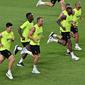 Para pemain Tottenham Hotspur menjalani latihan yang menguras tenaga selama berada di Korea Selatan (Jung Yeon-je / AFP)
