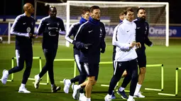 Sejumlah pemain timnas Prancis melakukan pemanasan saat mengikuti latihandi Clairefontaine-en-Yvelines (12/11). Prancis akan bertanding melawan Belanda di UEFA Nations League. (AFP Photo/Franck Fife)